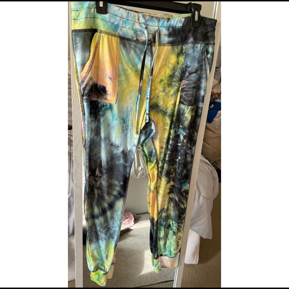 Comfy stretchy tie dye joggers. Like new!